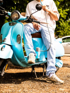Personne sur Vespa avec chicha portable El-Badia P1 – chicha compacte, idéale pour le transport, nouveauté 2025